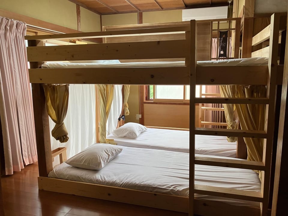おせっかいゲストハウス 昭和の寅や Apartment in Nagano Prefecture