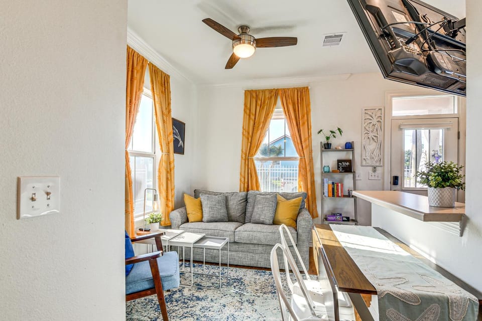 Walk to Beach: Family Home w/ Patio in Galveston House in Galveston Island