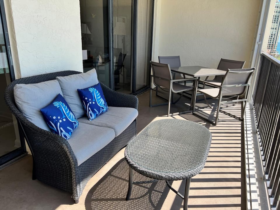 The "Sea-Winds" I Renovated Beachfront 2 Bed 2 Bath Condo Apartment in Marco Island