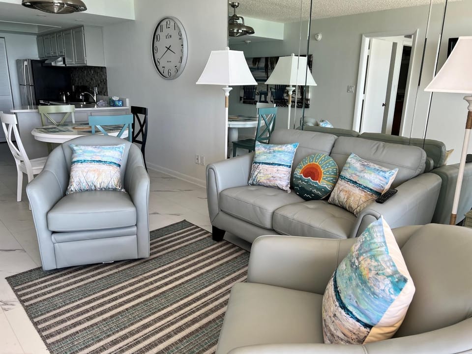 The "Sea-Winds" I Renovated Beachfront 2 Bed 2 Bath Condo Apartment in Marco Island
