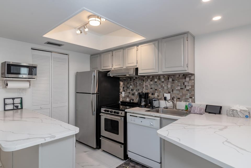 The "Sea-Winds" I Renovated Beachfront 2 Bed 2 Bath Condo Apartment in Marco Island