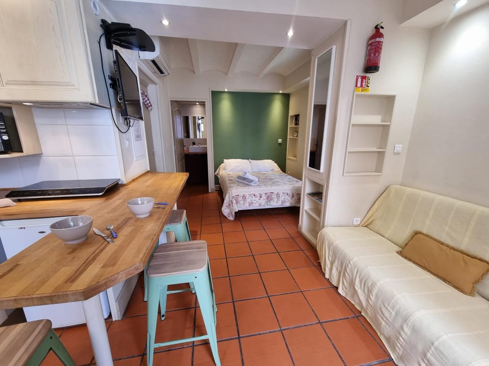 Living room, Photo of the whole room, Dining area
