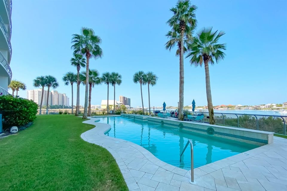 Bella Luna 202-Luxury Upscale Bayfront condo-3bd3ba-sleeps 8-Walk to Flora-Bama Apartment in Ono Island
