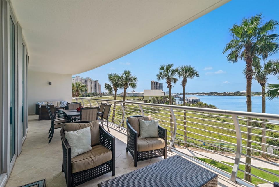 Bella Luna 202-Luxury Upscale Bayfront condo-3bd3ba-sleeps 8-Walk to Flora-Bama Apartment in Ono Island