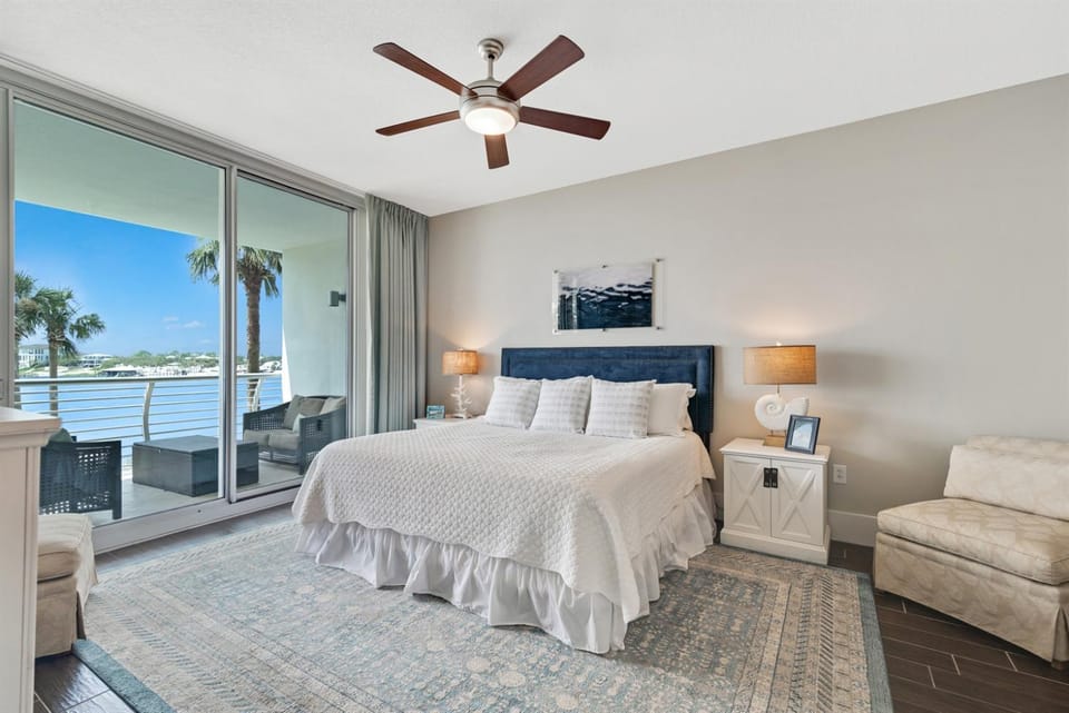 Bella Luna 202-Luxury Upscale Bayfront condo-3bd3ba-sleeps 8-Walk to Flora-Bama Apartment in Ono Island
