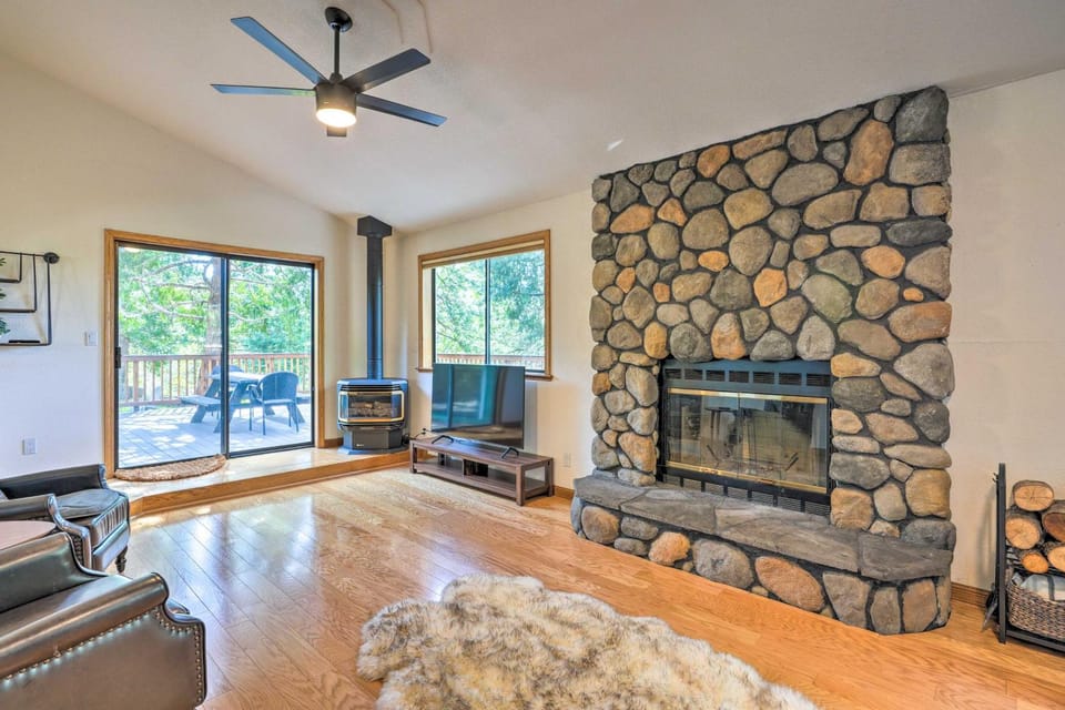 10 Acres w/ Stunning Views: Apple Hill Home! House in Sierra Nevada