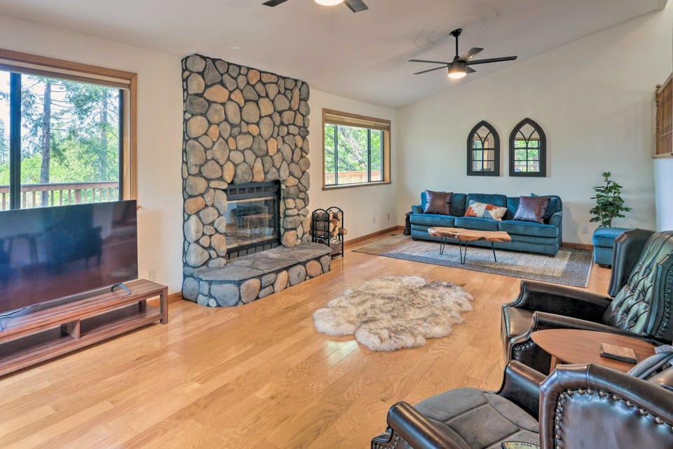 10 Acres w/ Stunning Views: Apple Hill Home! House in Sierra Nevada