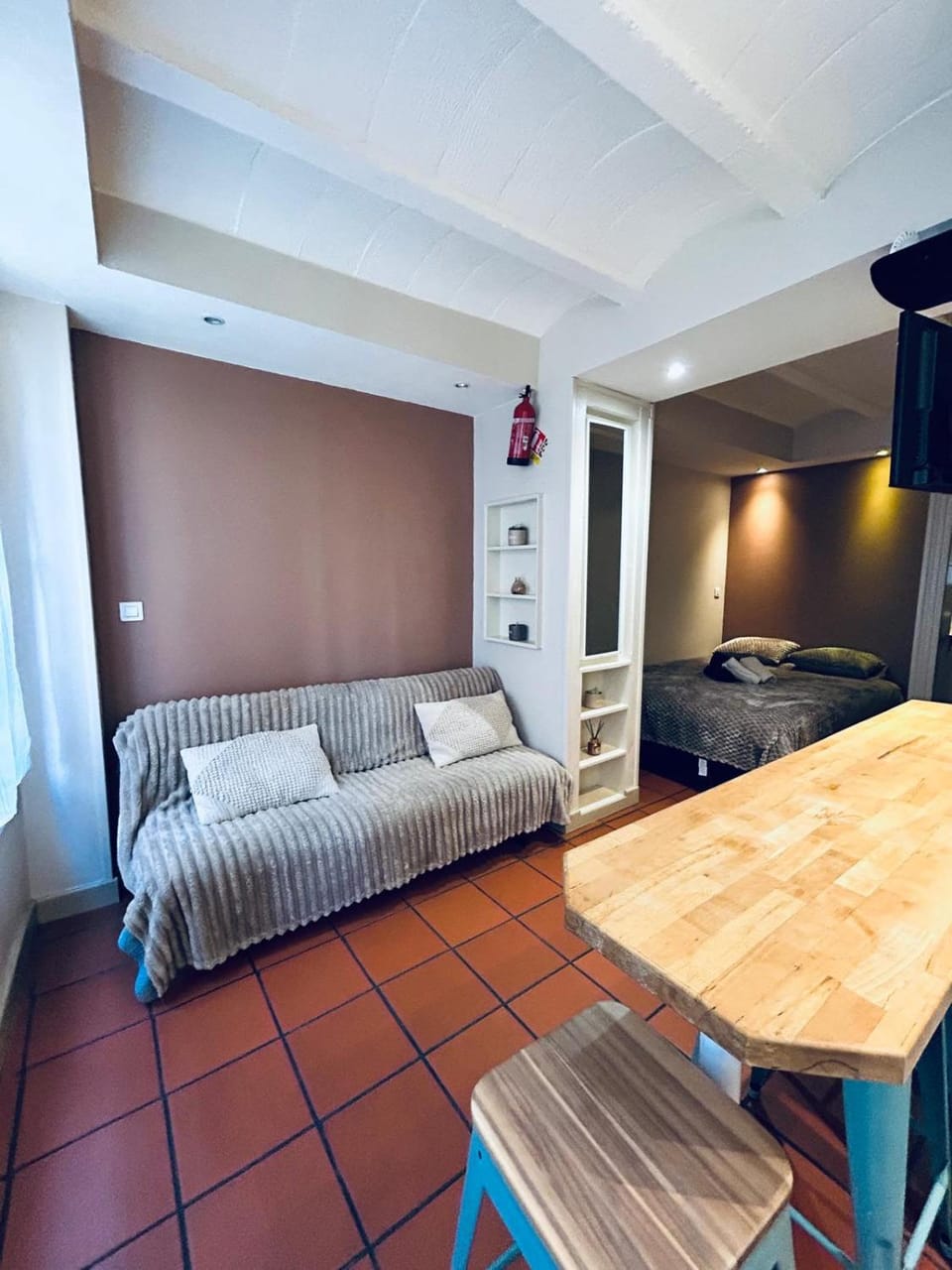 Bed, Seating area, Dining area