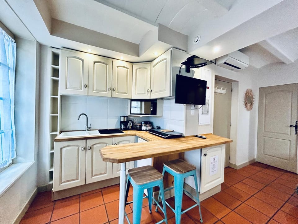 TV and multimedia, Kitchen or kitchenette, Dining area, stove, toaster