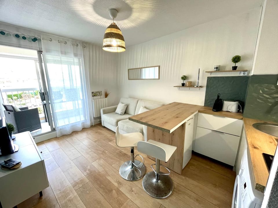 Bed, TV and multimedia, Kitchen or kitchenette, Living room, Seating area