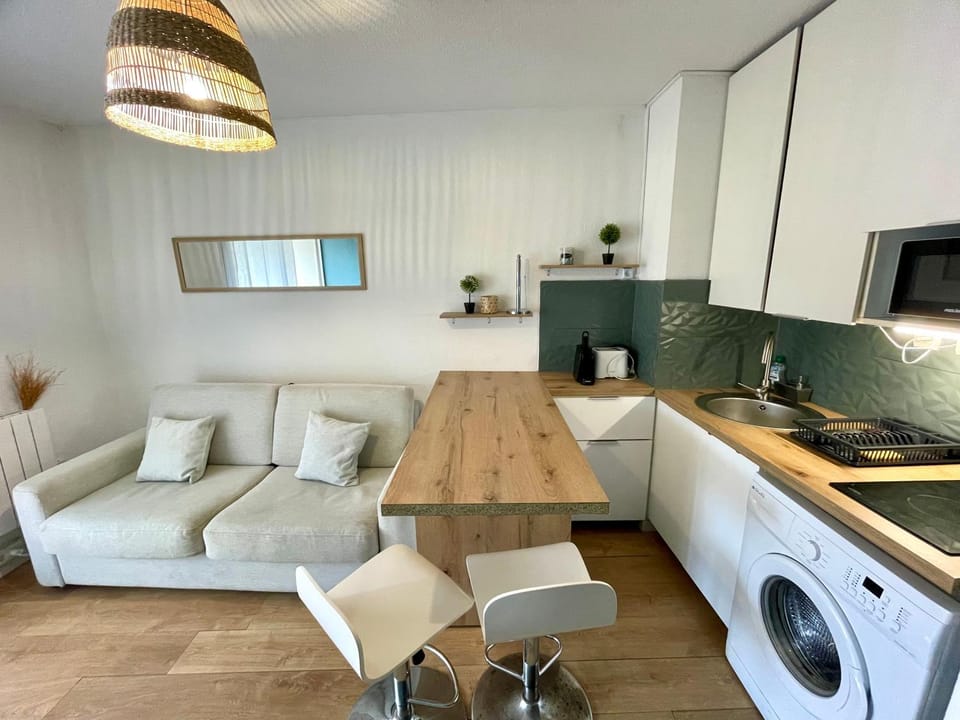 Kitchen or kitchenette, Seating area, stove, washing machine