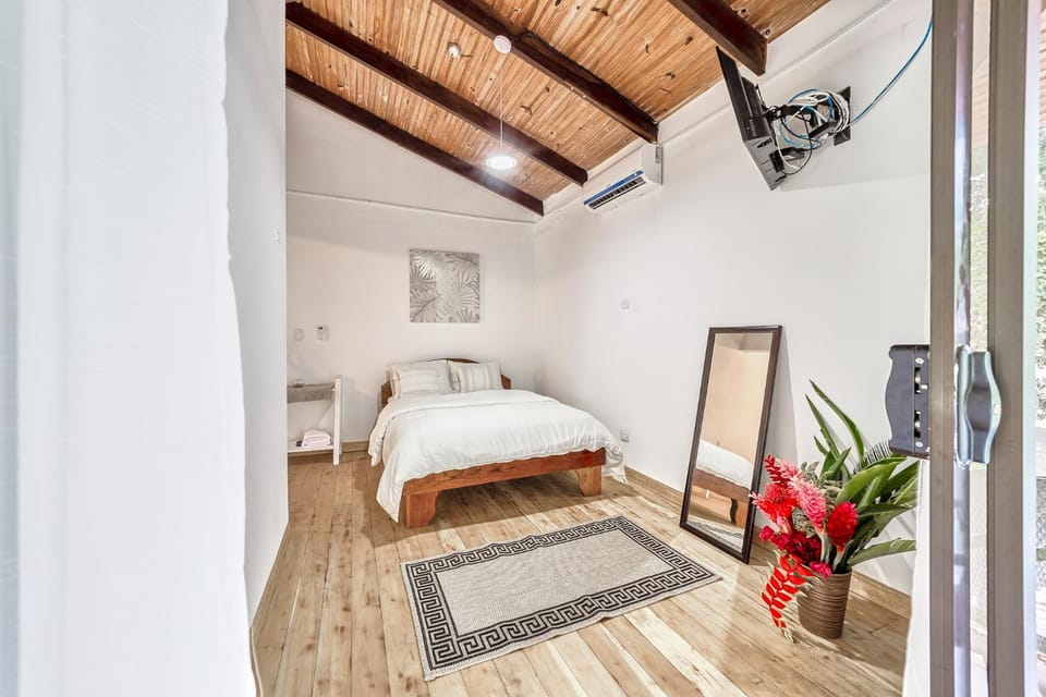 Bed, TV and multimedia, Photo of the whole room, Bedroom, air conditioner