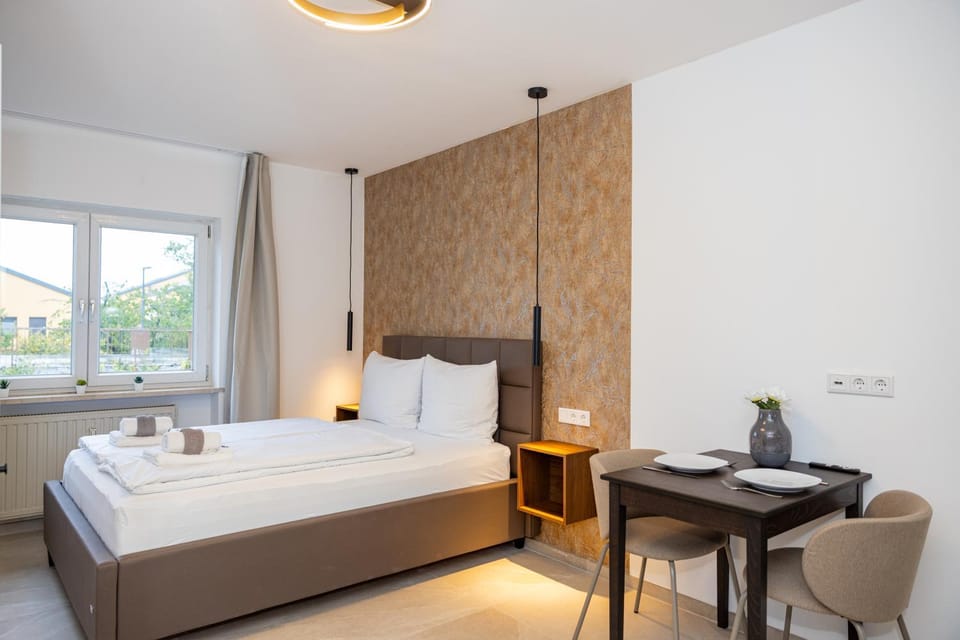 Bed, Photo of the whole room, Seating area, Dining area, Bedroom