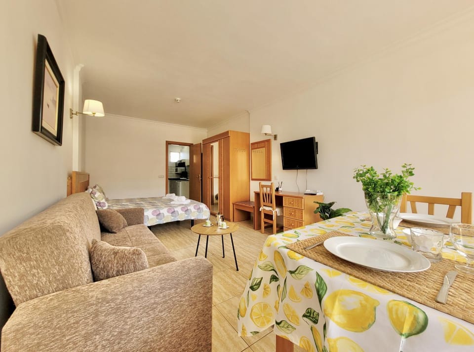 TV and multimedia, Living room, Photo of the whole room, Dining area, Bedroom