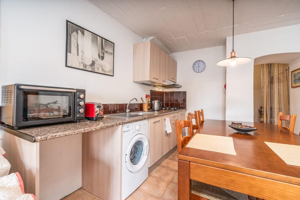 Property building, Kitchen or kitchenette, Living room