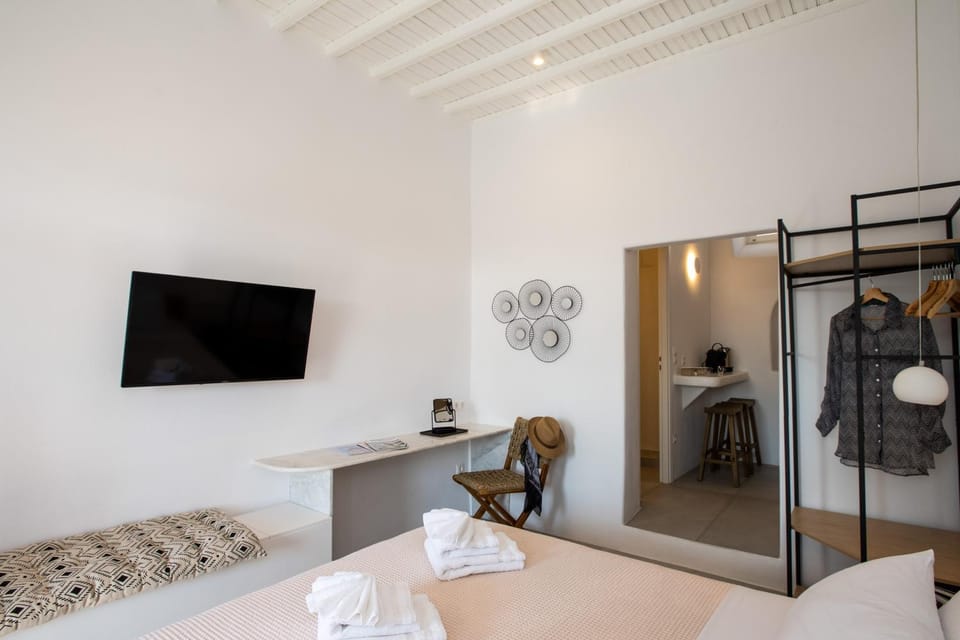 Bed, TV and multimedia, Photo of the whole room, Bedroom, hair dresser, towels, wardrobe