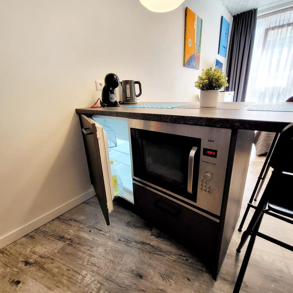 Kitchen or kitchenette, Dining area, minibar, pet friendly
