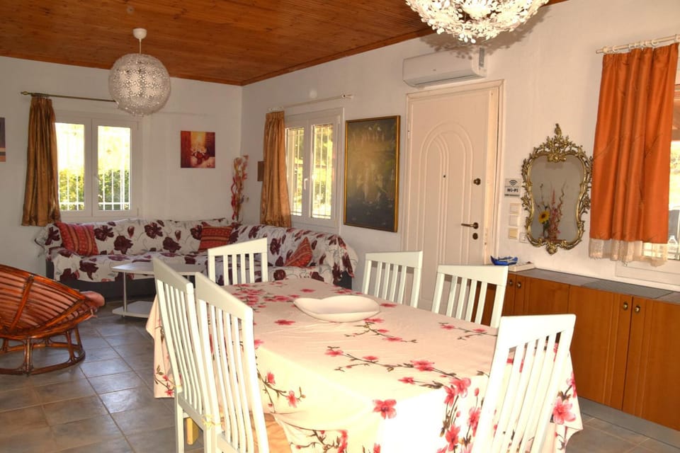 Living room, Seating area, Dining area