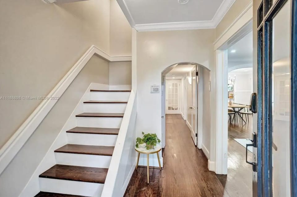 Beach House w/ Heated Pool Villa in Hollywood