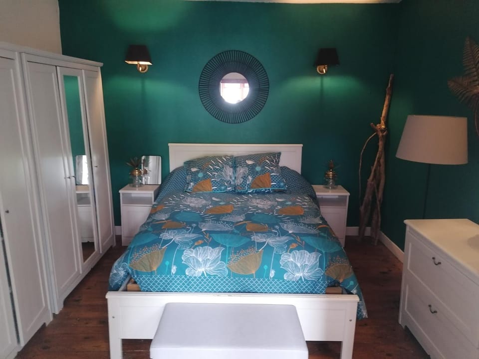 La maison à la porte bleue House in Nouvelle-Aquitaine