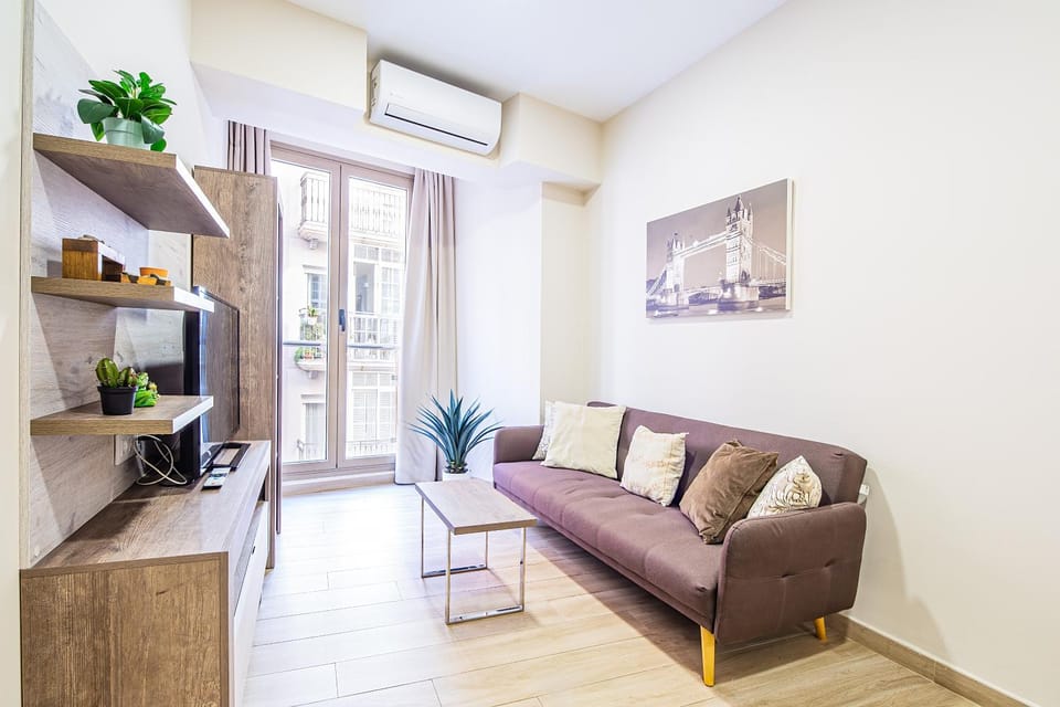 Communal lounge/ TV room, TV and multimedia, Living room, Seating area, Evening entertainment, air conditioner