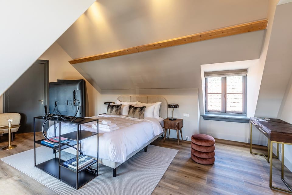 Bed, TV and multimedia, Bedroom