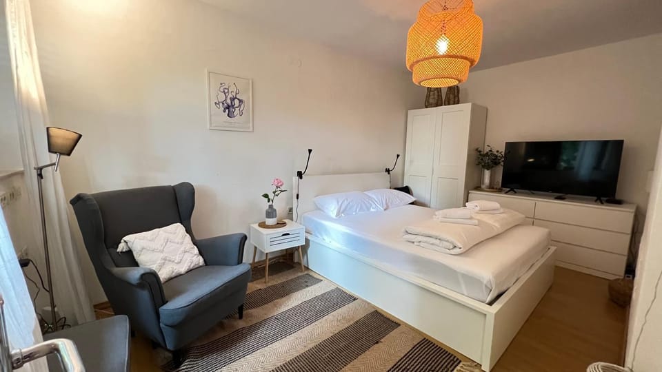 Bed, TV and multimedia, Photo of the whole room, Seating area, Bedroom, towels