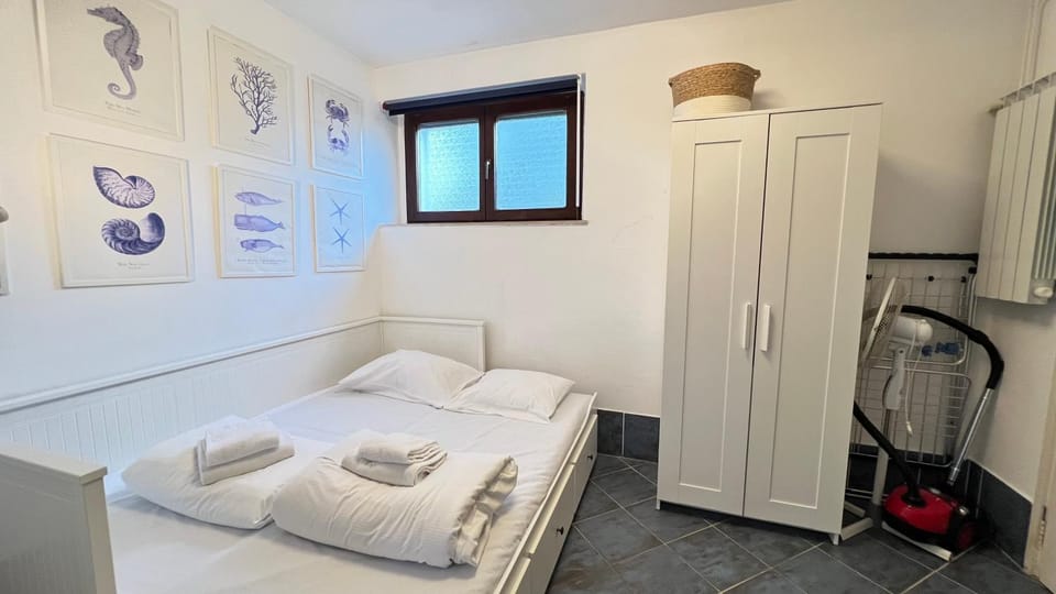 Bed, Photo of the whole room, Bedroom, towels, wardrobe