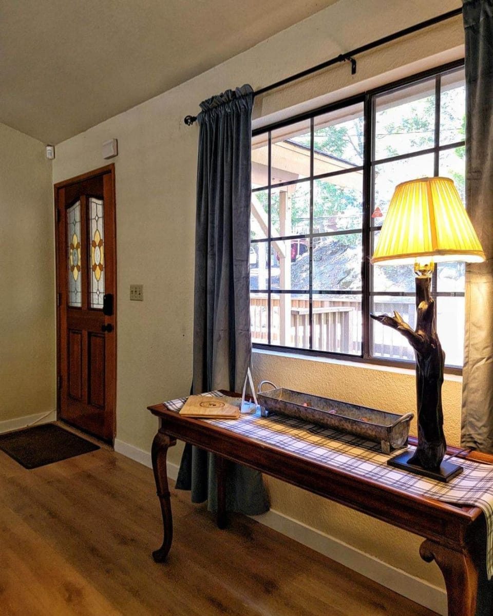 Treehouse Cottage House in Crestline