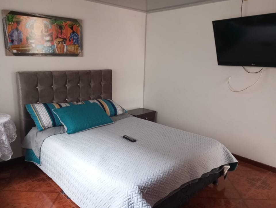 Bed, TV and multimedia, Bedroom