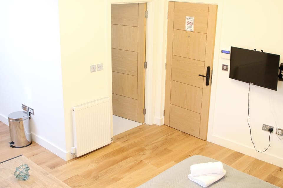 TV and multimedia, Seating area, Bedroom