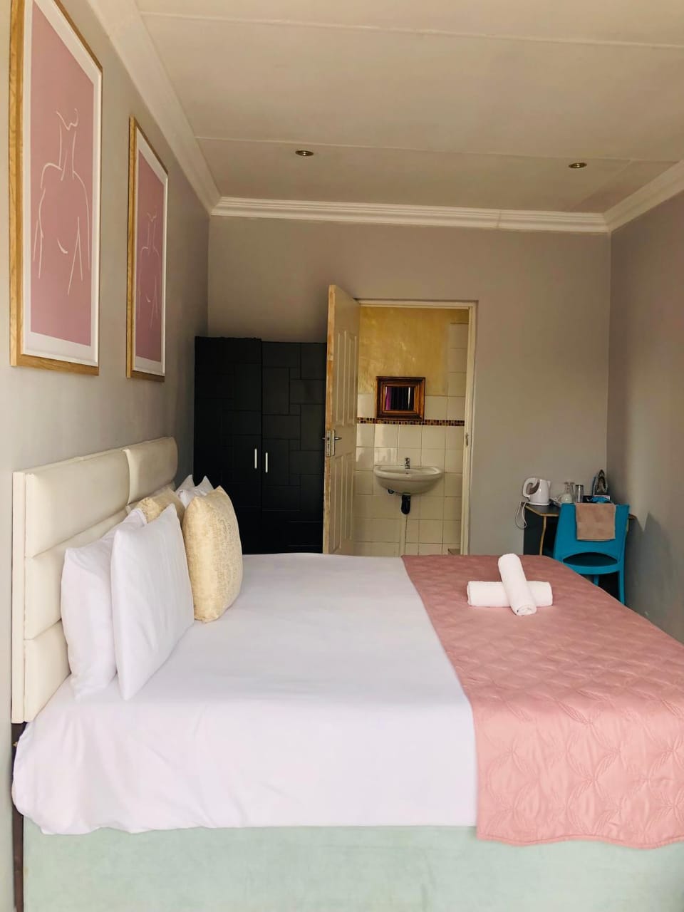 Bed, Photo of the whole room, Bedroom