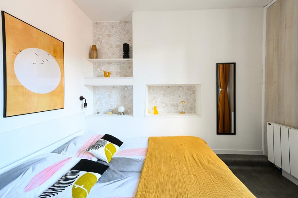 Bed, Photo of the whole room, Decorative detail, Bedroom, hair dresser