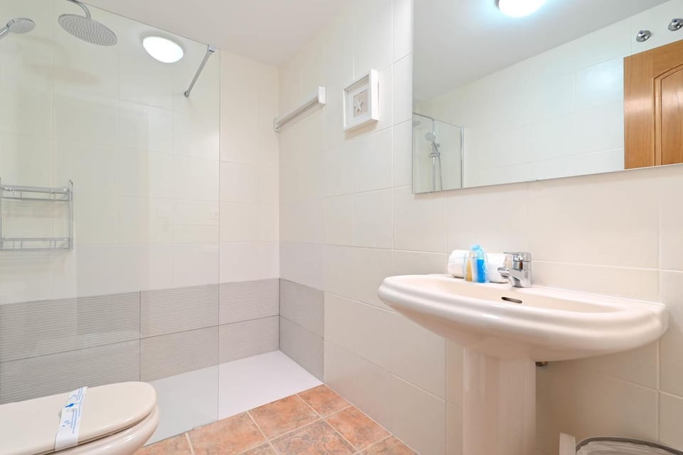 Shower, Toilet