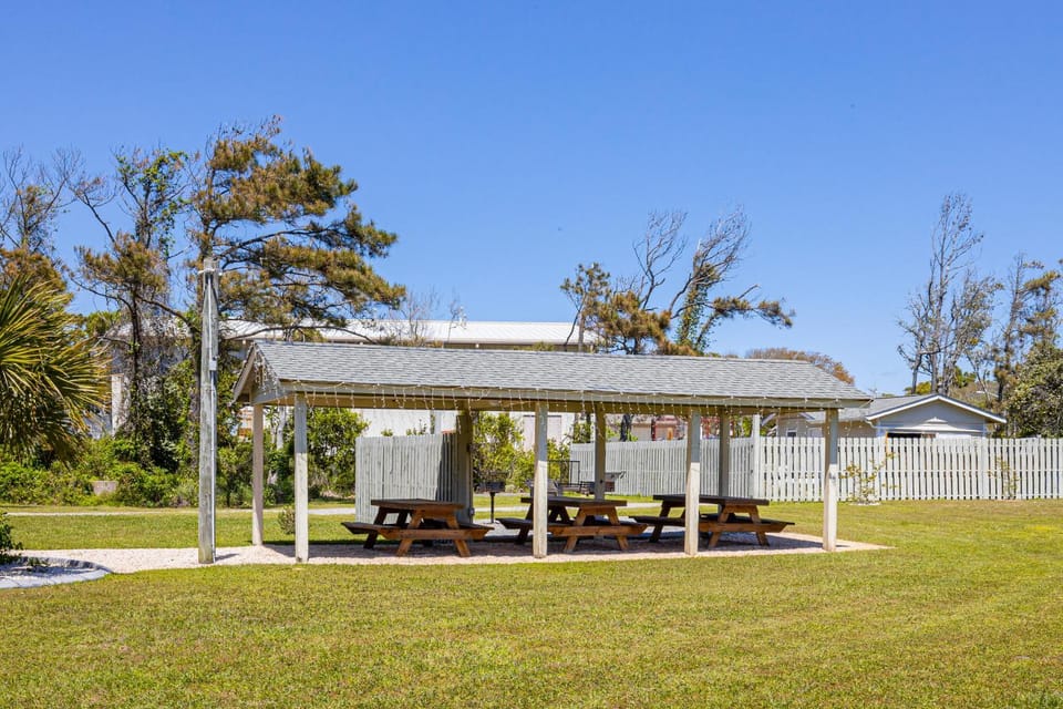 CAB02 Three Brothers House in Caswell Beach
