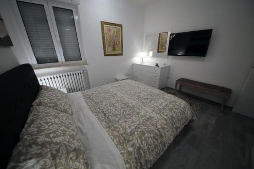 Bed, TV and multimedia, Bedroom