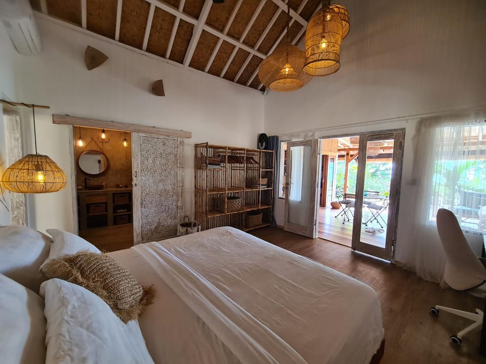 Bed, Bathroom, View (from property/room), Photo of the whole room, Decorative detail, Seating area, Beach, Bedroom, Sea view, wardrobe, air conditioner
