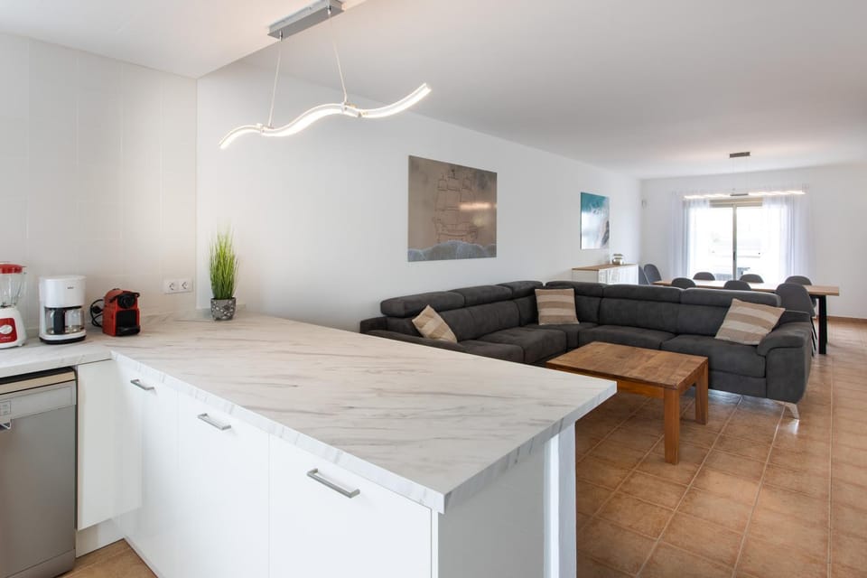 Kitchen or kitchenette, Living room, Seating area, Dining area