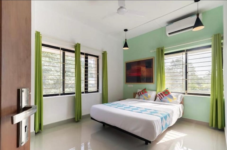 Bed, TV and multimedia, Bedroom, air conditioner