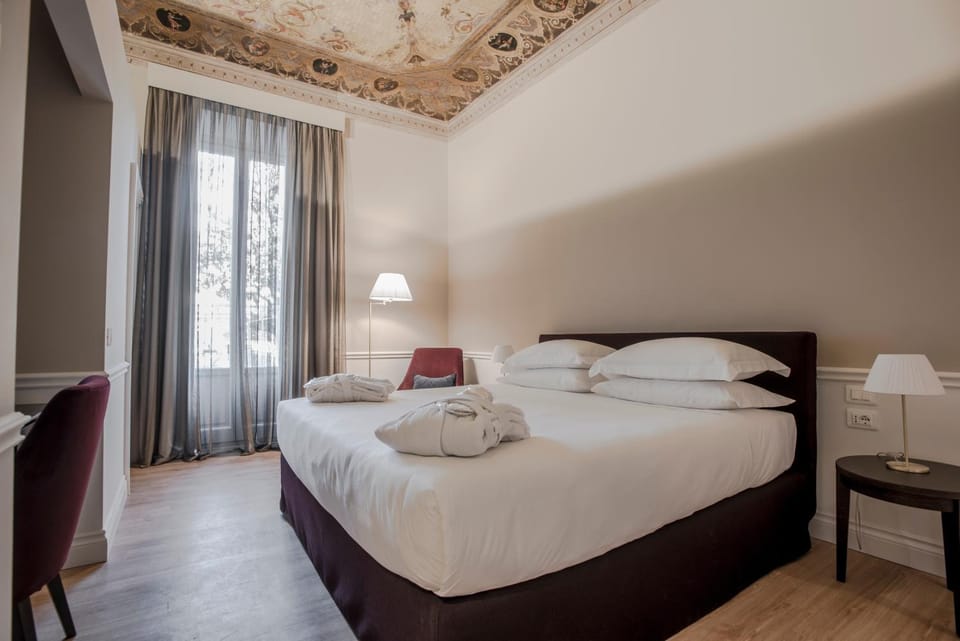 Bed, Photo of the whole room, Decorative detail, Bedroom