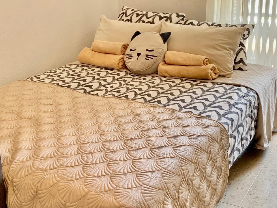 Bed, Living room