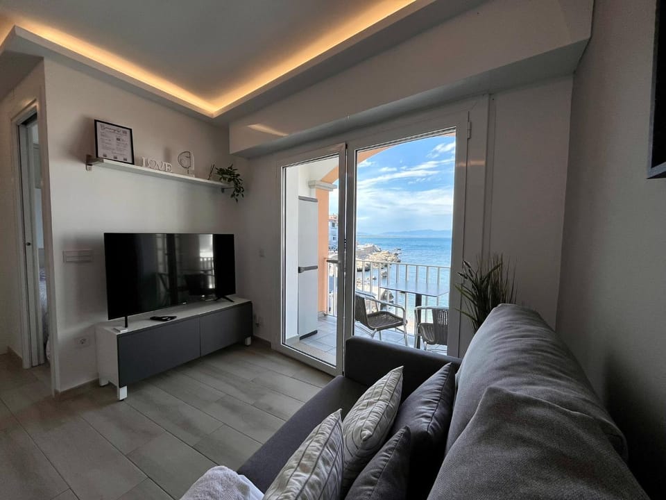 Natural landscape, TV and multimedia, Seating area, Sea view