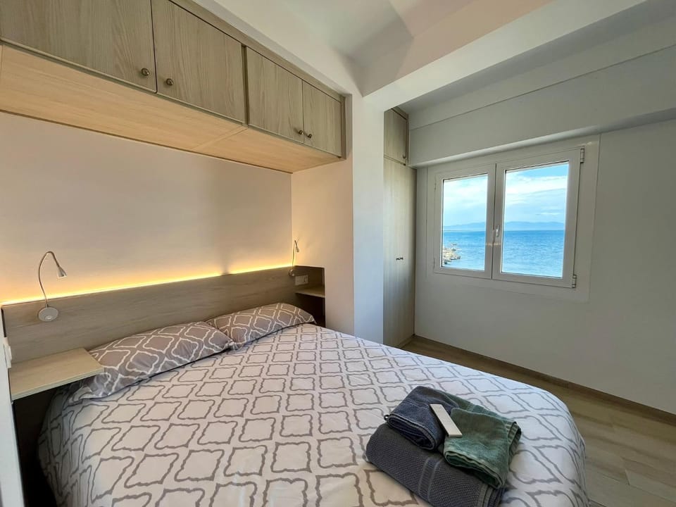 Bed, Natural landscape, Photo of the whole room, Bedroom, Sea view, towels