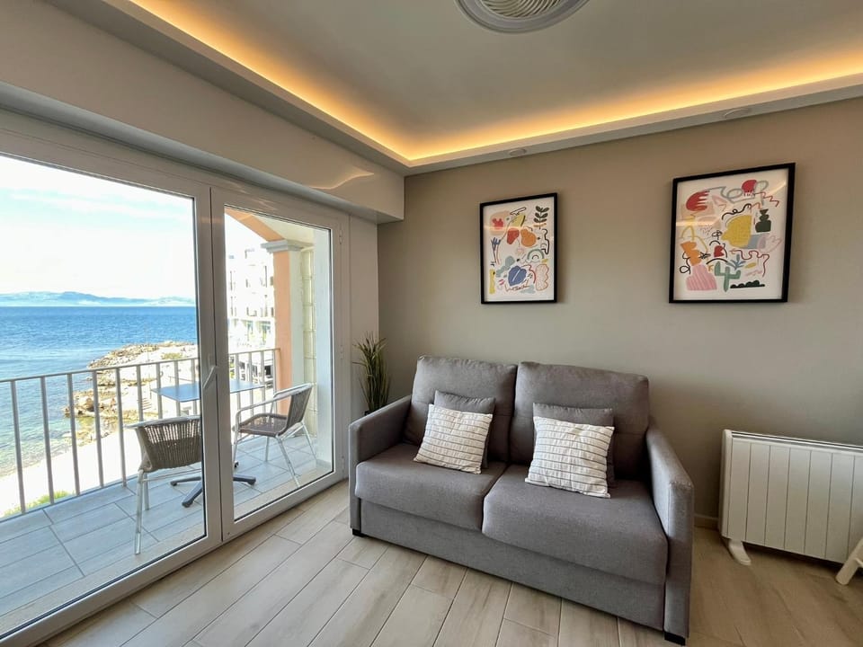 Natural landscape, Balcony/Terrace, Living room, Seating area, Sea view
