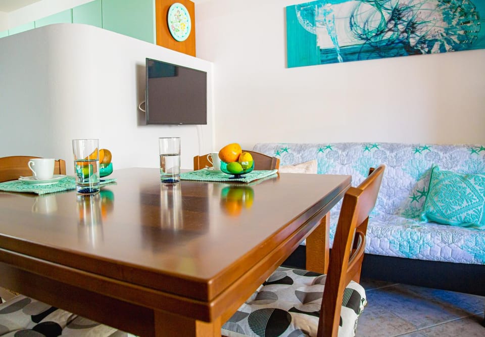 Dining area, kitchen