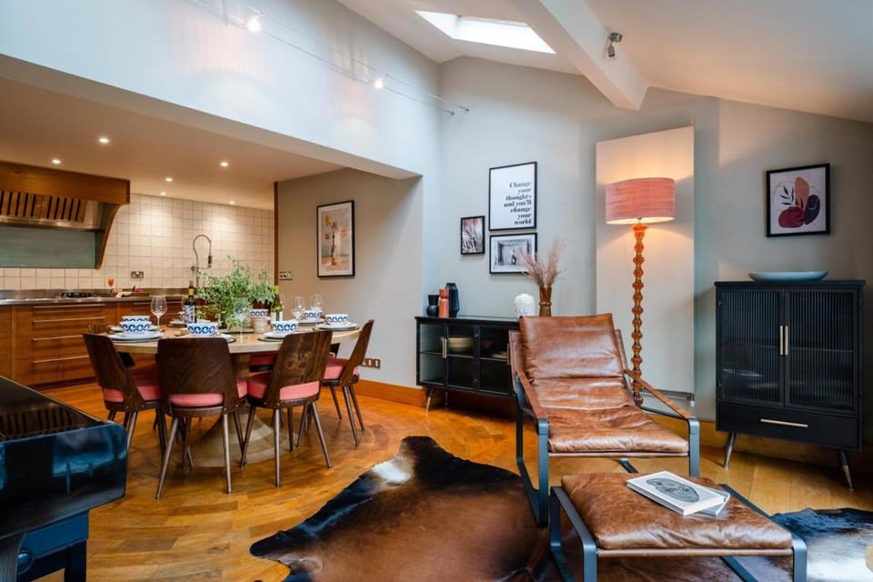 Higher Mapstone Luxury Dartmoor Retreat with Hot Tub, Views and Games Barn House in Bovey Tracey