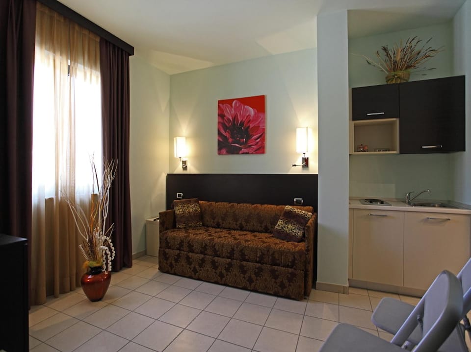Kitchen or kitchenette, Seating area, Bedroom, Food