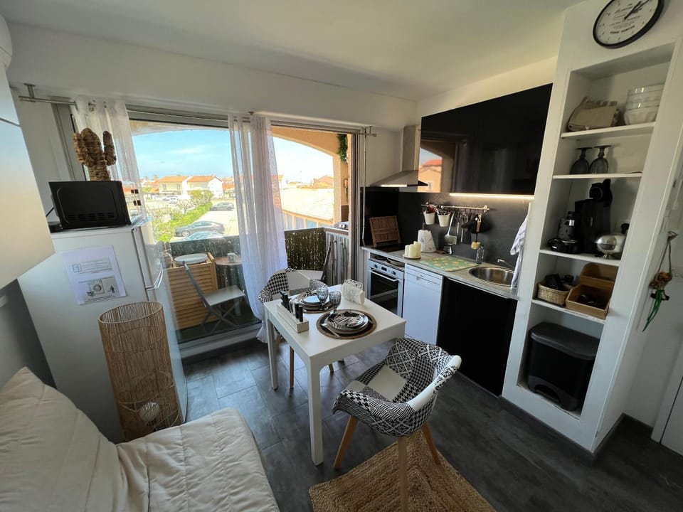 Kitchen or kitchenette, Living room, Dining area