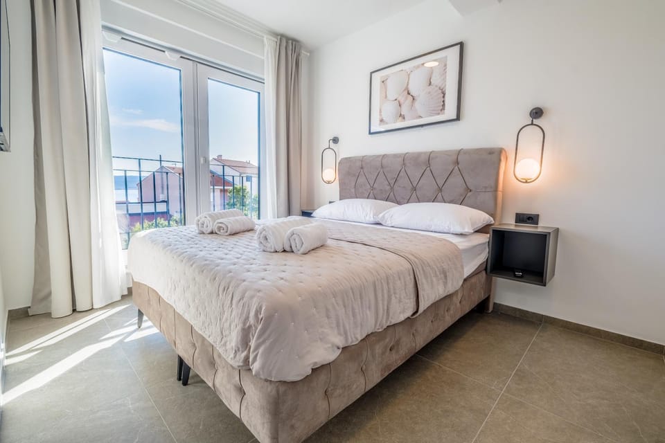 Bed, TV and multimedia, View (from property/room), Bedroom, Pool view, Sea view, air conditioner