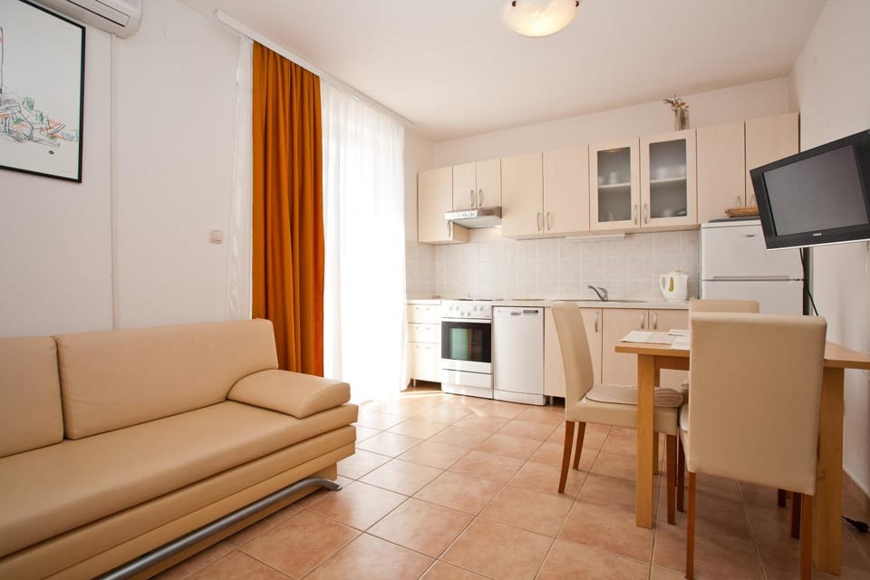 Kitchen or kitchenette, Living room, Seating area, Dining area